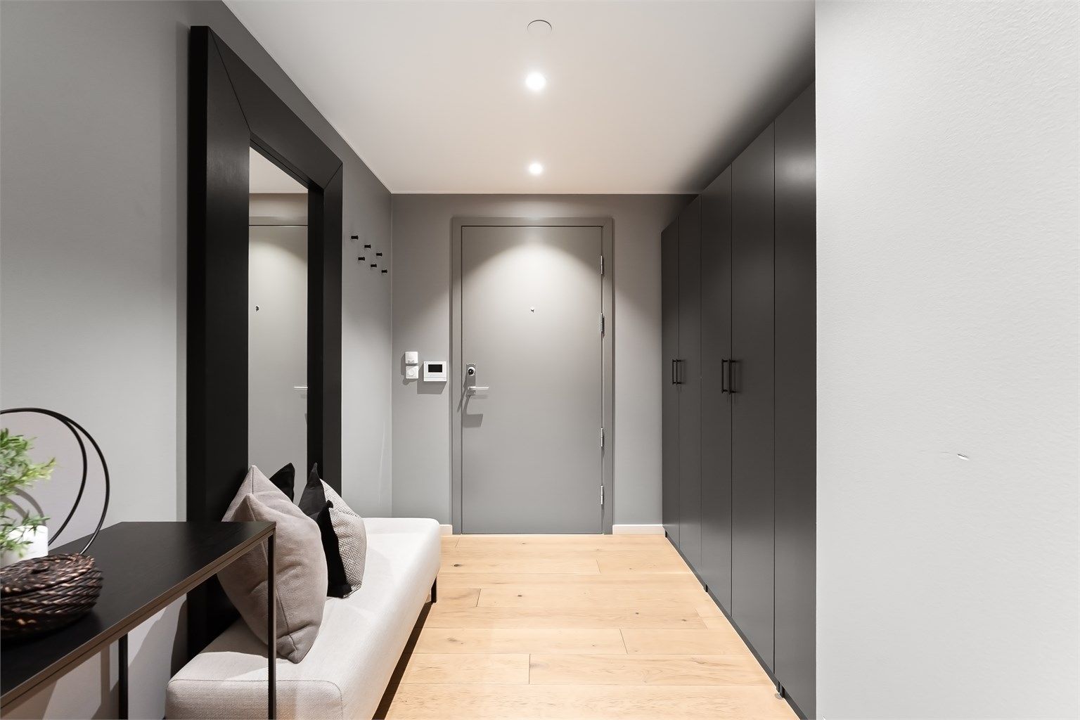 Innbydende entré med plass til oppheng og oppbevaring