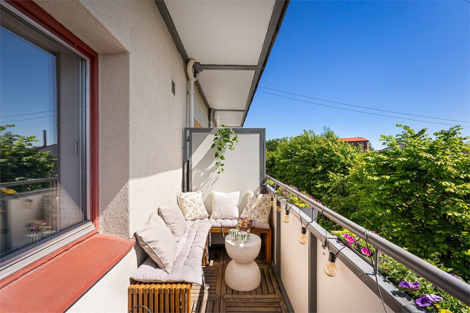 Den sydvendte balkongen på 4 m² er belagt med trefliser og har god plass til utemøbler.