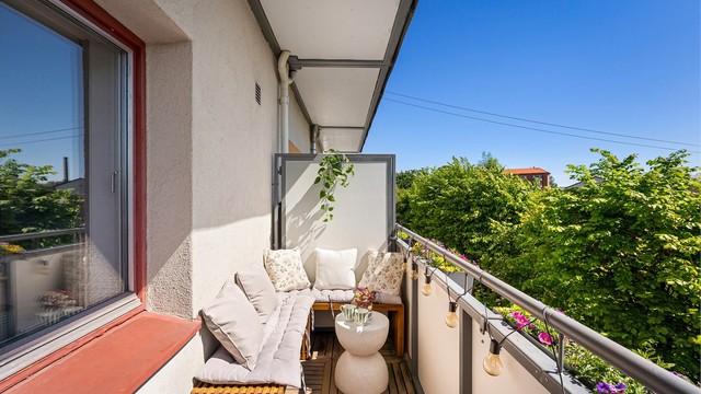 Den sydvendte balkongen på 4 m² er belagt med trefliser og har god plass til utemøbler.