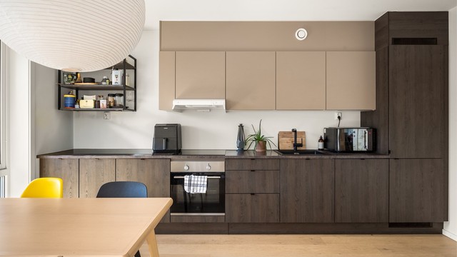 Kjøkkenet er utstyrt med stekeovn, platetopp, kjøl/frys og oppvaskmaskin. Avtrekket er koblet til byggets ventilasjonsanlegg.