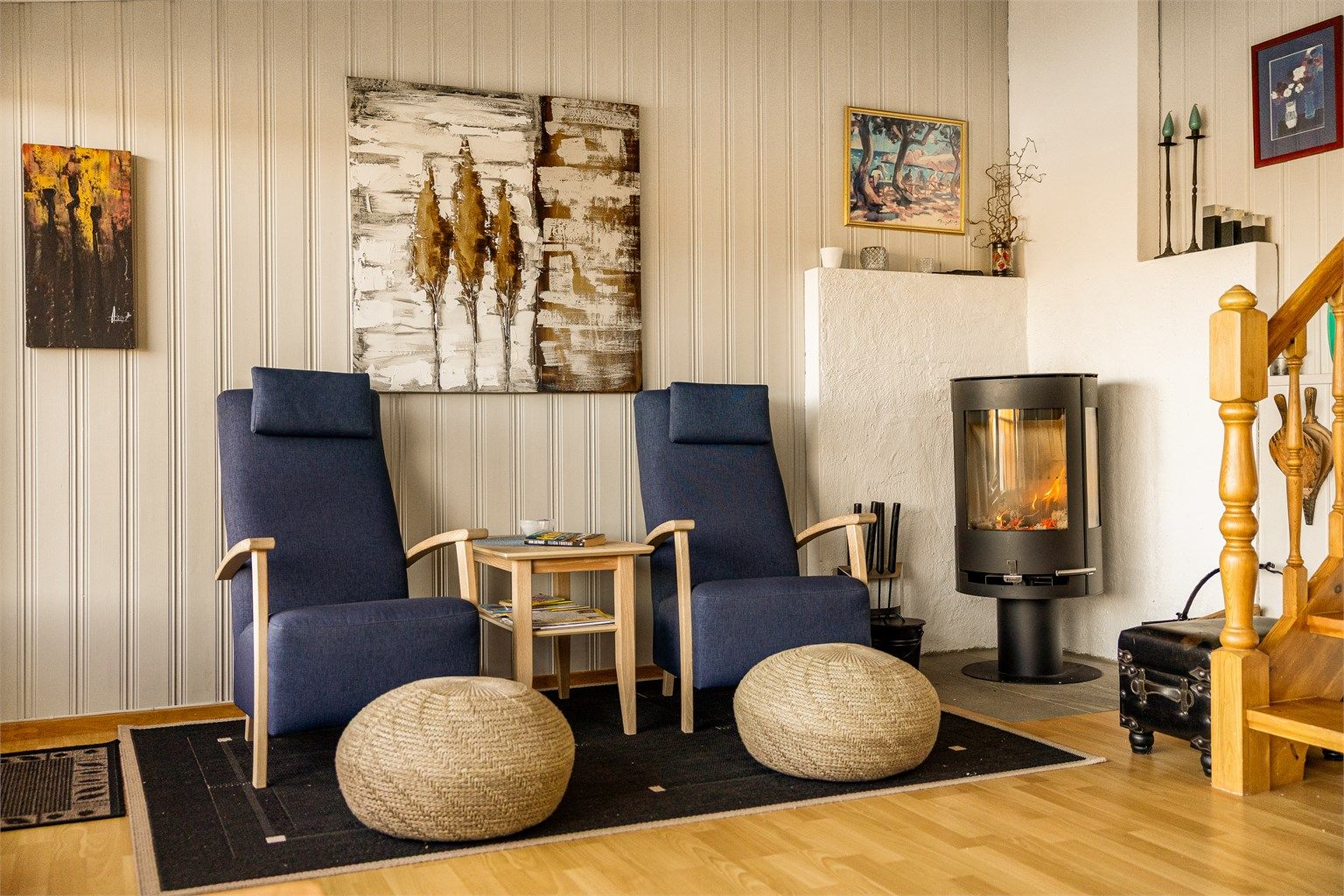 En peisovn i stuen gir ekstra varme og hygge på kjøligere kvelder.