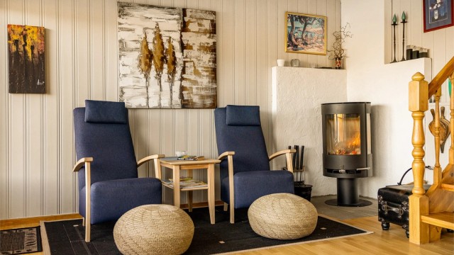 En peisovn i stuen gir ekstra varme og hygge på kjøligere kvelder.