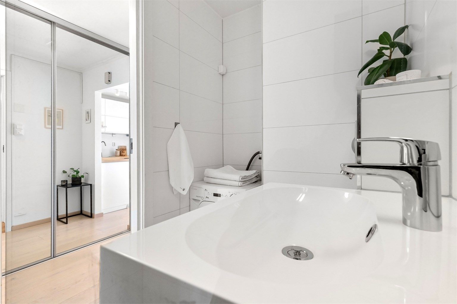 Baderommet har opplegg for vaskemaskin