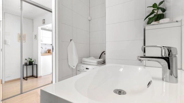 Baderommet har opplegg for vaskemaskin