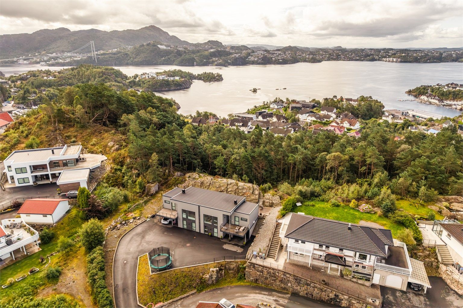 Beliggenheten er svært sentral i Askøy-sammenheng med kort vei til Askøybroen og god adkomst til både Kleppestø og Bergen via
hovedveinettet.