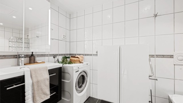 Bad er helfliset med varme i gulv. Opplegg for vaskemaskin og plass til tørketrommel.