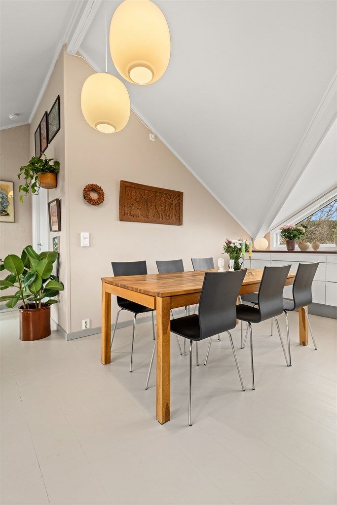 Gjennomtenkte detaljer og en helhetlig materialbruk preger leiligheten.