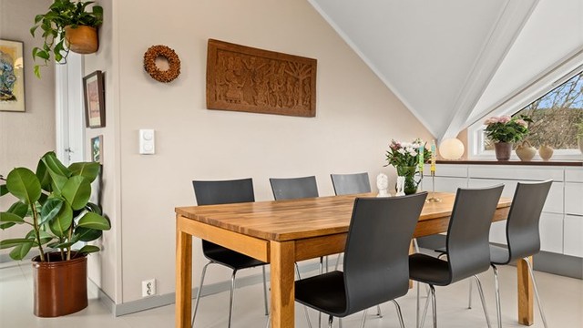 Gjennomtenkte detaljer og en helhetlig materialbruk preger leiligheten.