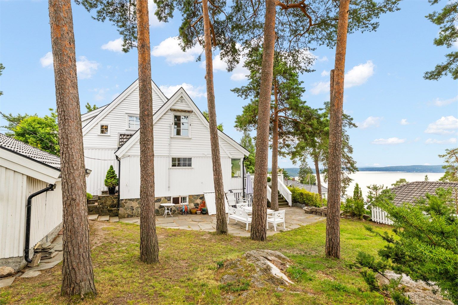 Solrik og usjenert tomt med fjordutsikt, som er pent opparbeidet med bl.a. plenareal, beplantning og noe naturtomt