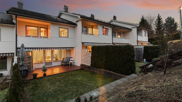 Koselig hage og terrasse på baksiden av eiendommen