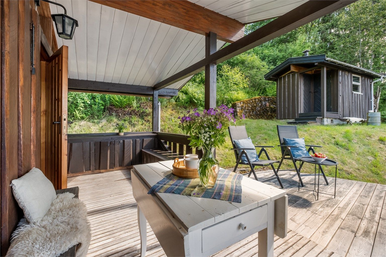 På terrassen er det plass til å innrede med diverse møbler, som sørger for hygge og avslapping.