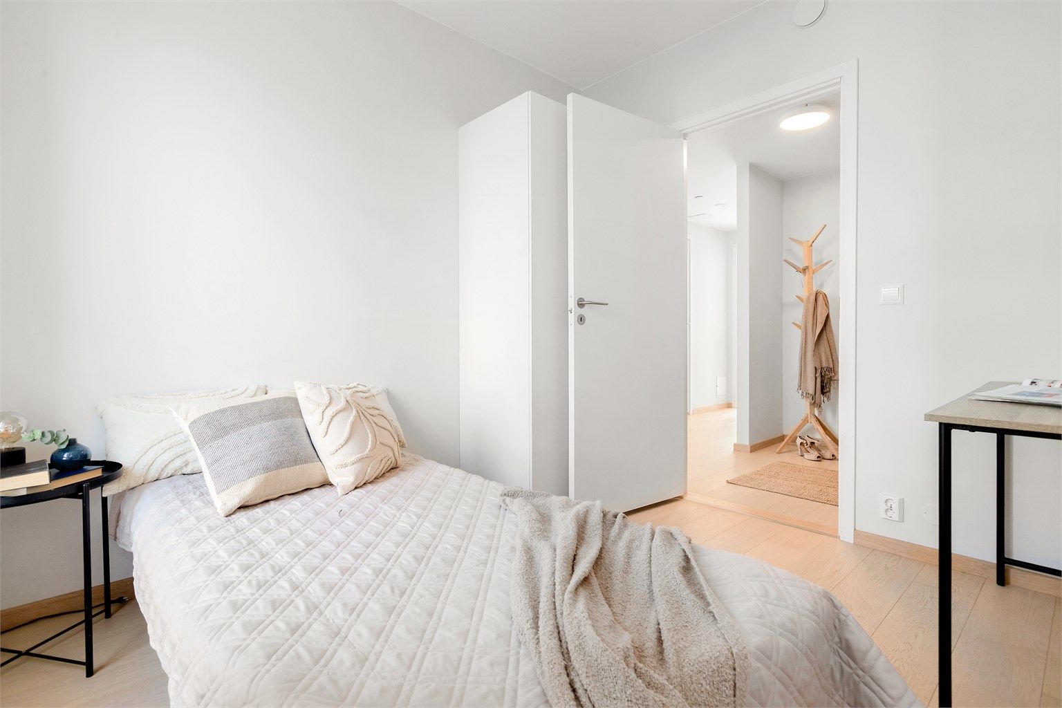 Begge soverommene har parkett på gulv og malte veggflater.