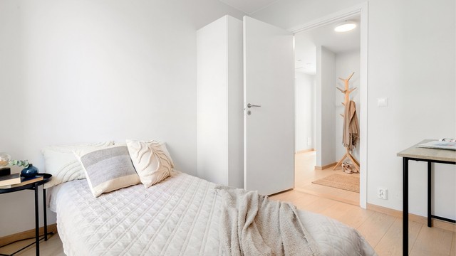 Begge soverommene har parkett på gulv og malte veggflater.