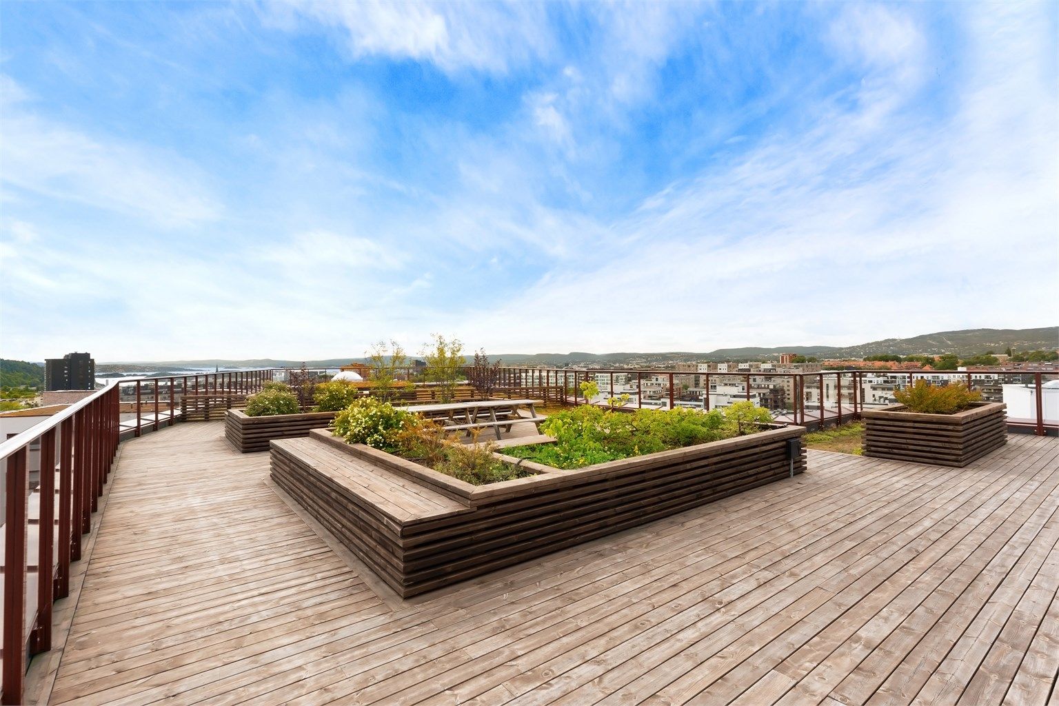 Sameiets felles takterrasse gir beboerne en flott uteplass med gode utsiktsforhold. Foto: Zovenfra AS