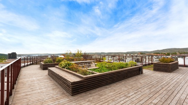 Sameiets felles takterrasse gir beboerne en flott uteplass med gode utsiktsforhold. Foto: Zovenfra AS