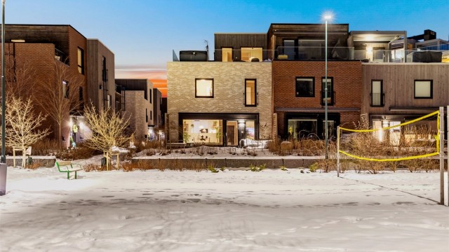 Fin beliggenhet som endehus på rekken orientert mot syd og Kolbotnvannet