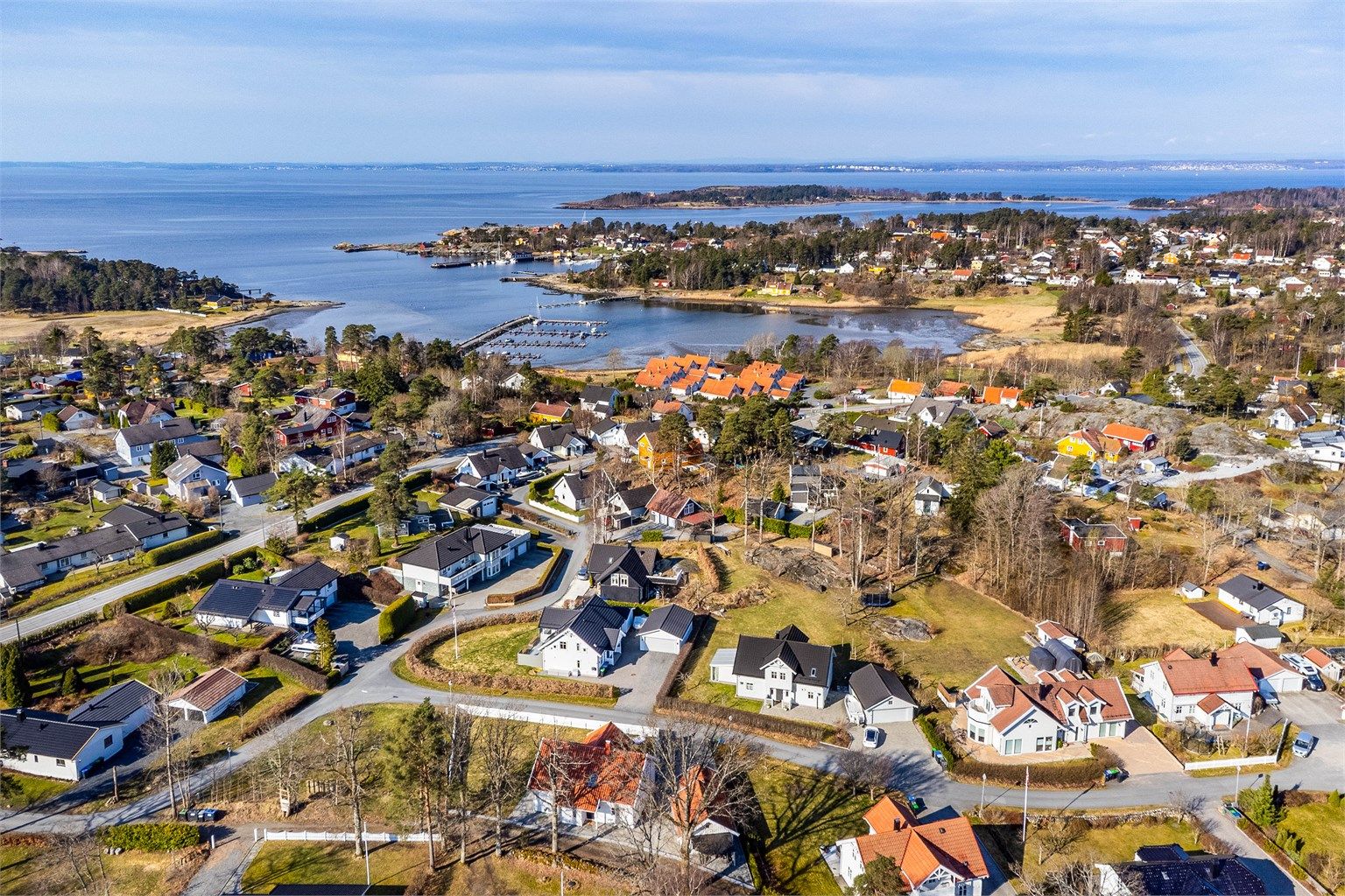Gang- og sykkelvei leder helt frem til sentrum av Larkollen med blant annet barnehage og barneskole. Nærbutikk ligger på midtveien.