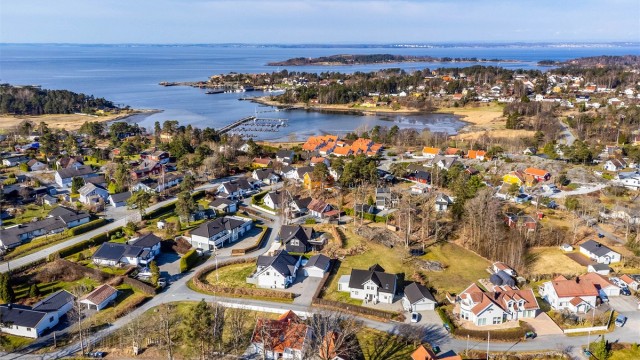Gang- og sykkelvei leder helt frem til sentrum av Larkollen med blant annet barnehage og barneskole. Nærbutikk ligger på midtveien.