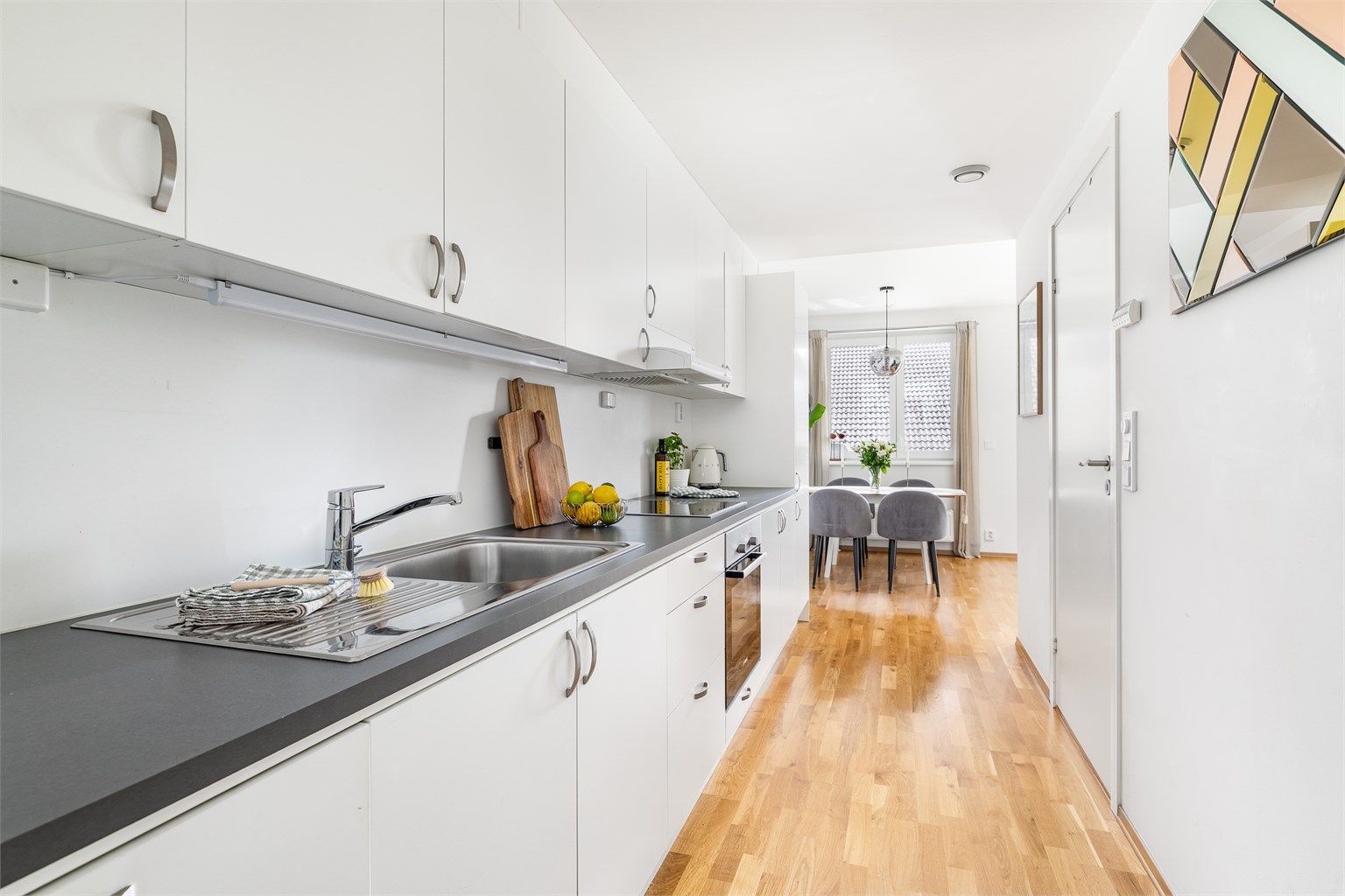 I tillegg til sin rent praktiske funksjon fyller kjøkkenet også rollen som passasje mellom entreen og stuen.