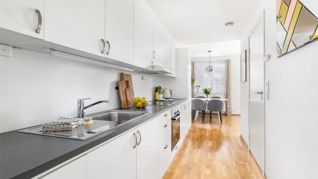 I tillegg til sin rent praktiske funksjon fyller kjøkkenet også rollen som passasje mellom entreen og stuen.