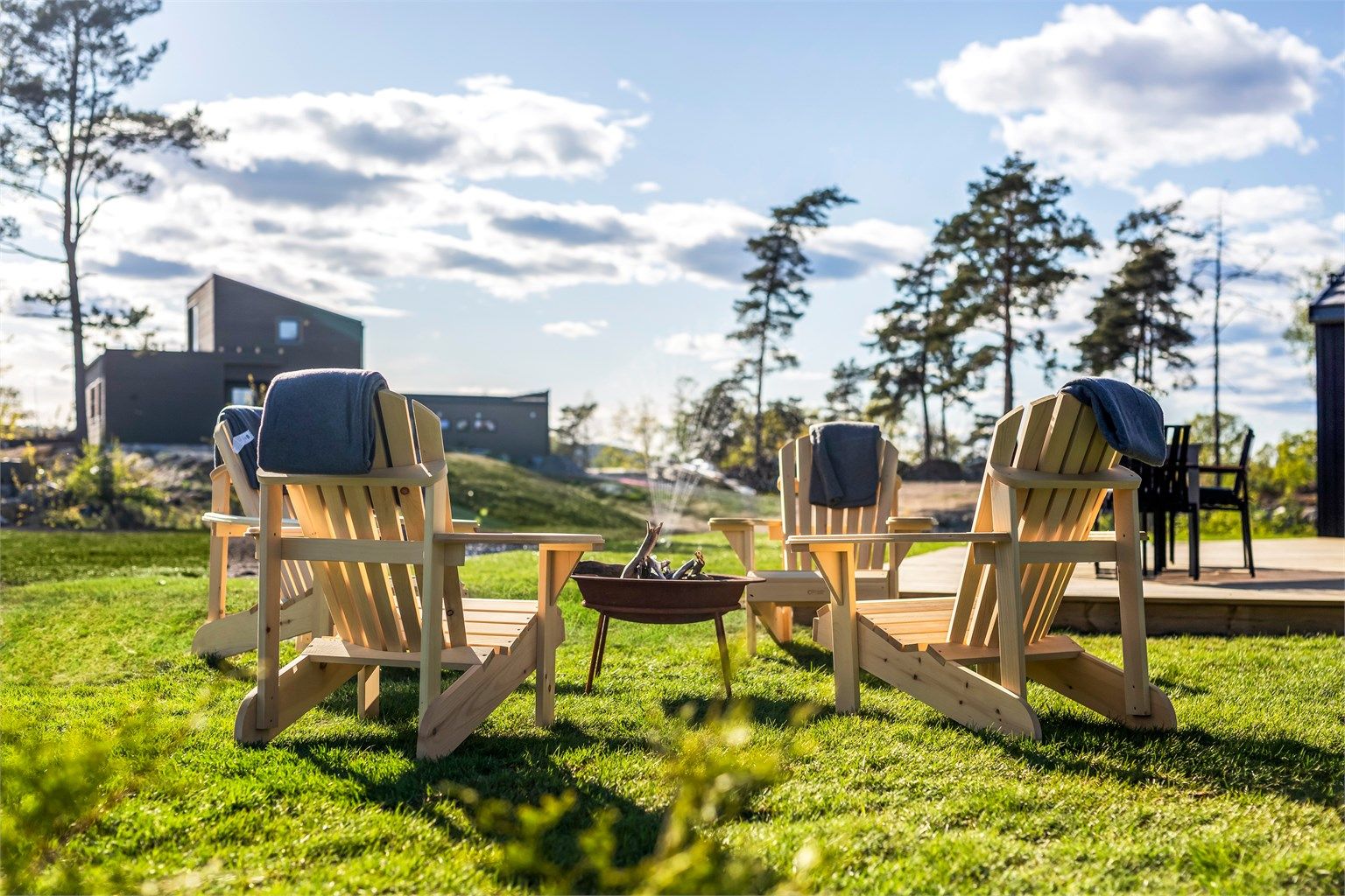 Tomten er flat og barnevennlig med gressplen og terrasser.
