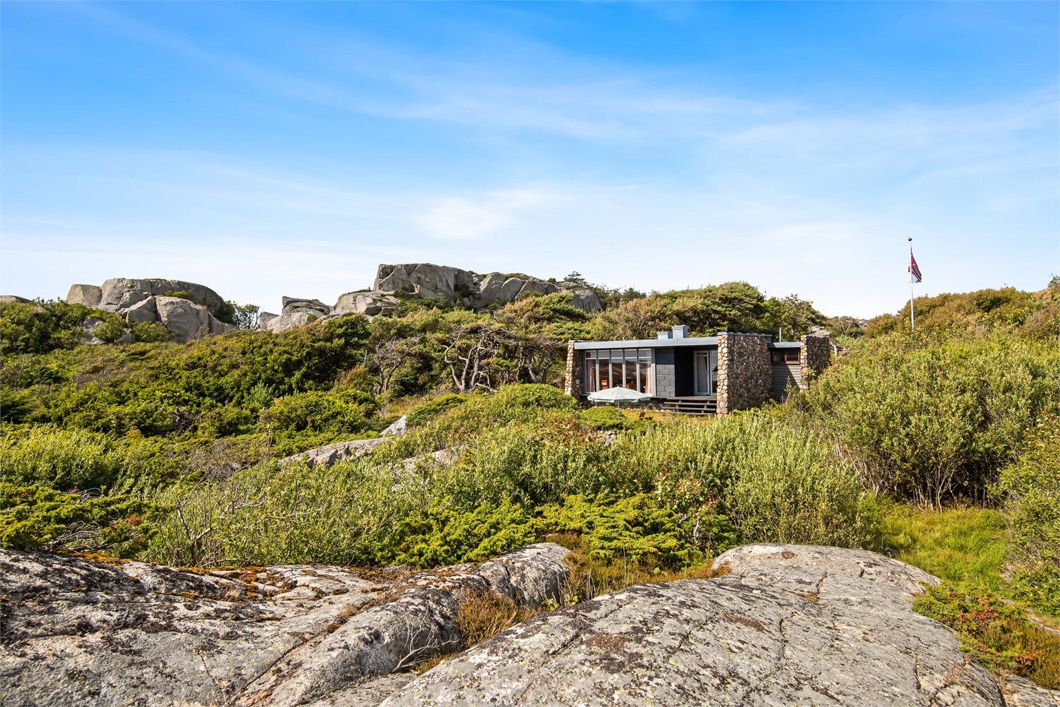 Det er arkitekt Ola Mørk Sandvik som sto for tegning av hytta i kjent "Bauhaus" stil. Perfekt tilpasset terrenget og omgivelsene.