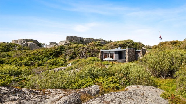 Det er arkitekt Ola Mørk Sandvik som sto for tegning av hytta i kjent "Bauhaus" stil. Perfekt tilpasset terrenget og omgivelsene.