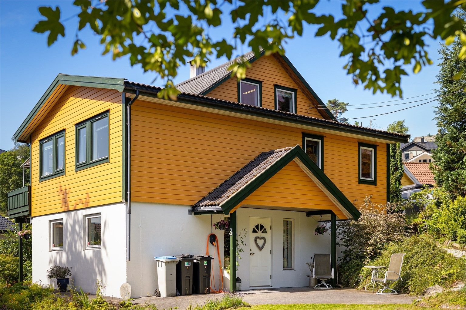 Eneboligen ble opprinnelig oppført i 1951 og fikk et tilbygg i 2004.