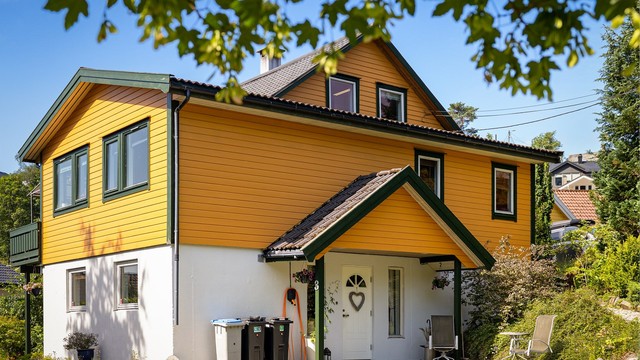 Eneboligen ble opprinnelig oppført i 1951 og fikk et tilbygg i 2004.