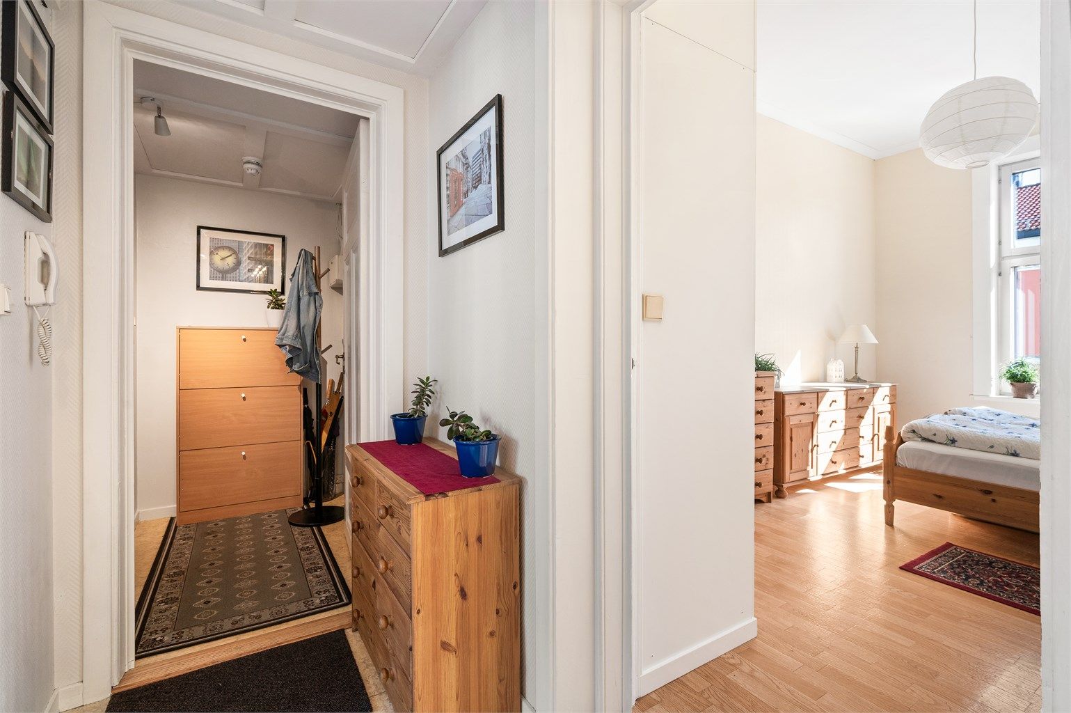 Velkommen inn i en hyggelig og romslig entré.