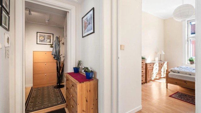 Velkommen inn i en hyggelig og romslig entré.