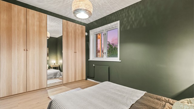 Rikelig med oppbevaringsplass i garderobeskap.