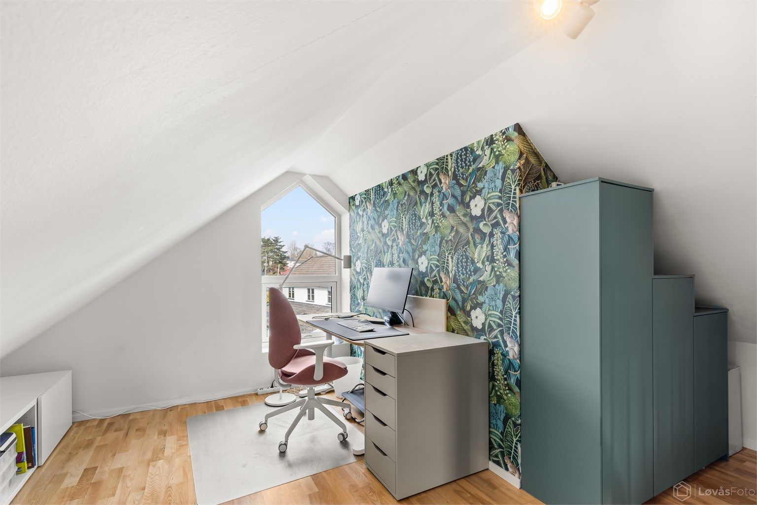 Loftet har flere innredningsmuligheter og et takvindu som gir lys. (Arealet er ikke godkjent for varig opphold.)