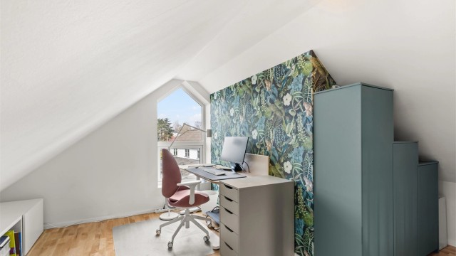 Loftet har flere innredningsmuligheter og et takvindu som gir lys. (Arealet er ikke godkjent for varig opphold.)