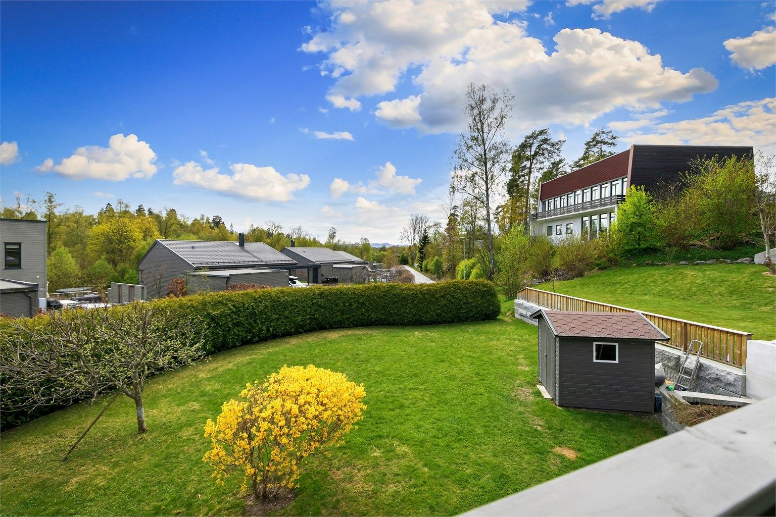 Eiendommen ligger rolig og barnevennlig til i blindvei. Området er meget sentralt hvor det bor mange familier med barn i alle aldre