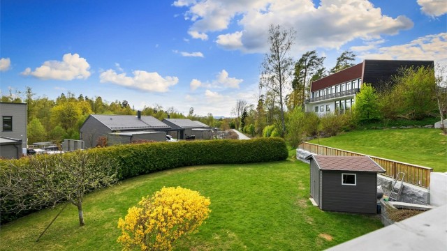 Eiendommen ligger rolig og barnevennlig til i blindvei. Området er meget sentralt hvor det bor mange familier med barn i alle aldre