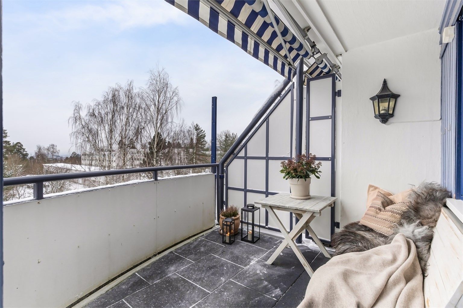 Fra leiligheten er det umiddelbar nærhet til buss og t-bane, nærbutikk/senter, marka, skole-/barnehagetilbud og idrett