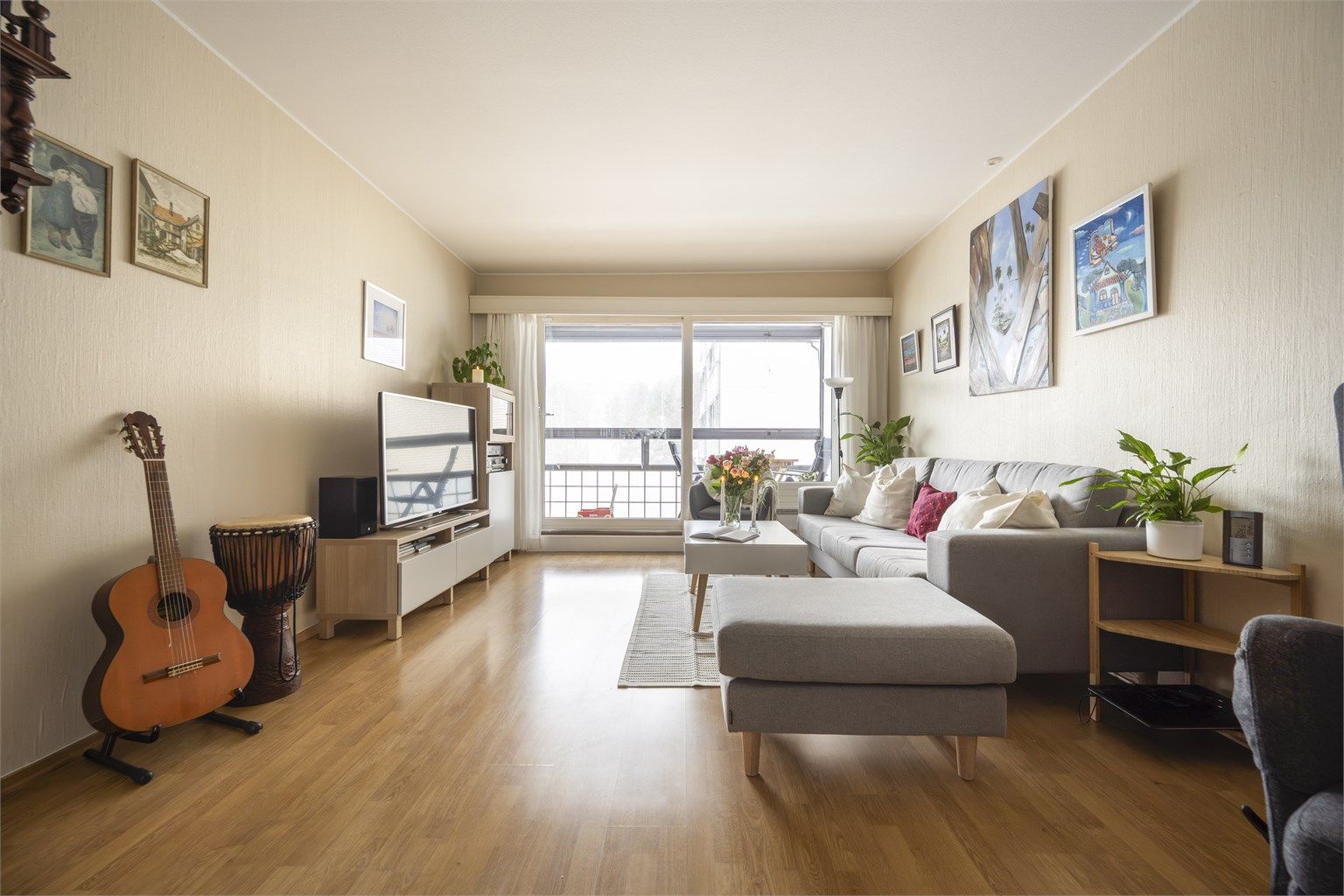 Her får du en innbydende og flott 3-roms andelsleiligheten beliggende i 3. etasje med heis. Foto: Martine Eren Studio 