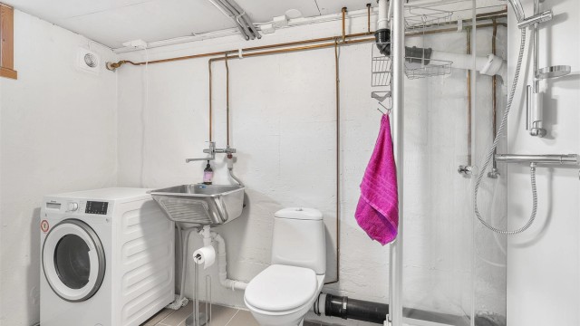 Flislagt bad i underetasje. Gulv med gulvvarme. Vegger og himling i malte flater