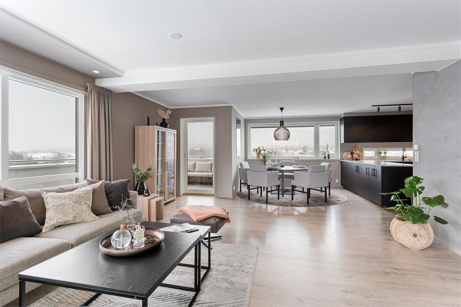 Utgang til balkong på to sider av stuen