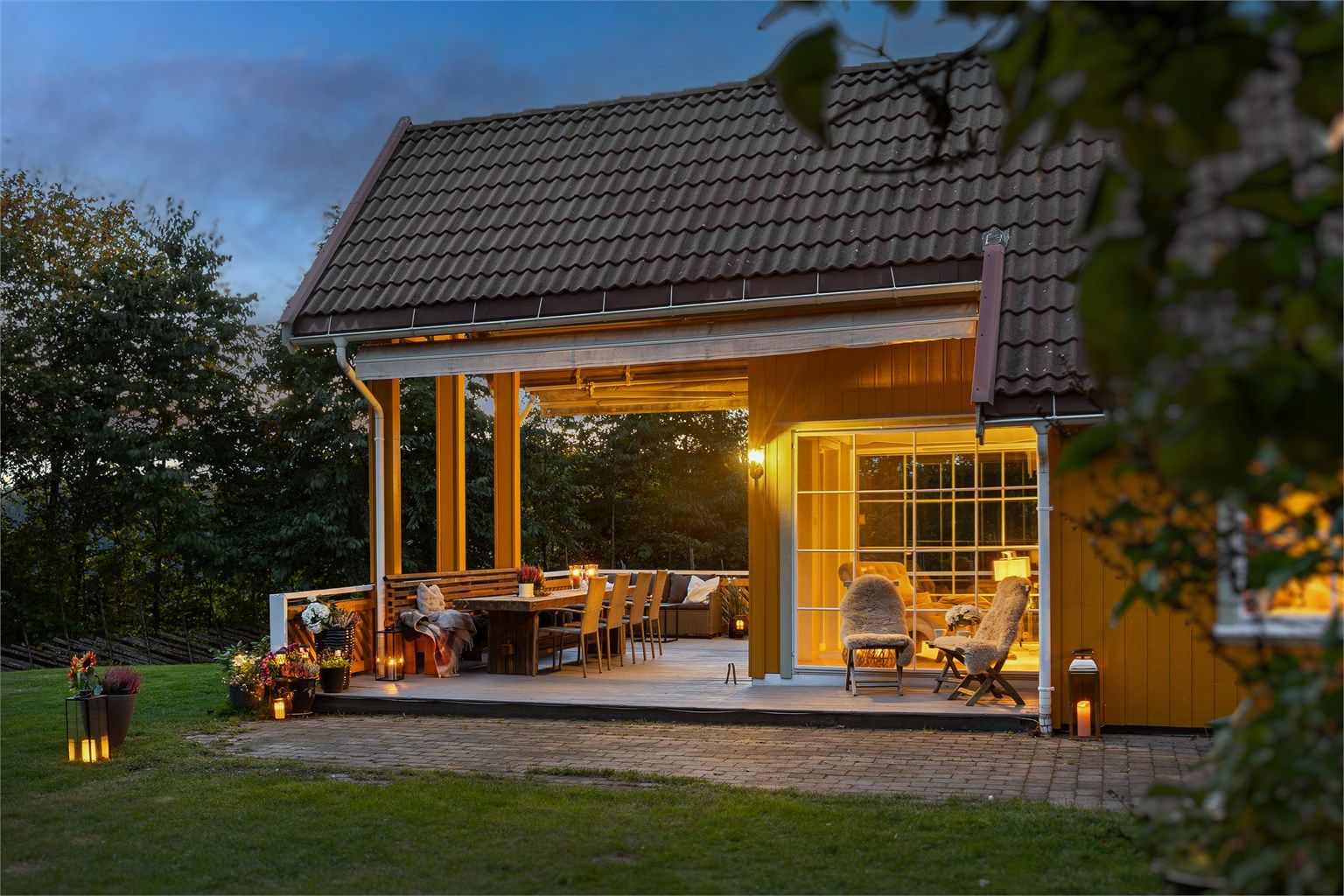 Stor overbygget terrasse utenfor stuen 
