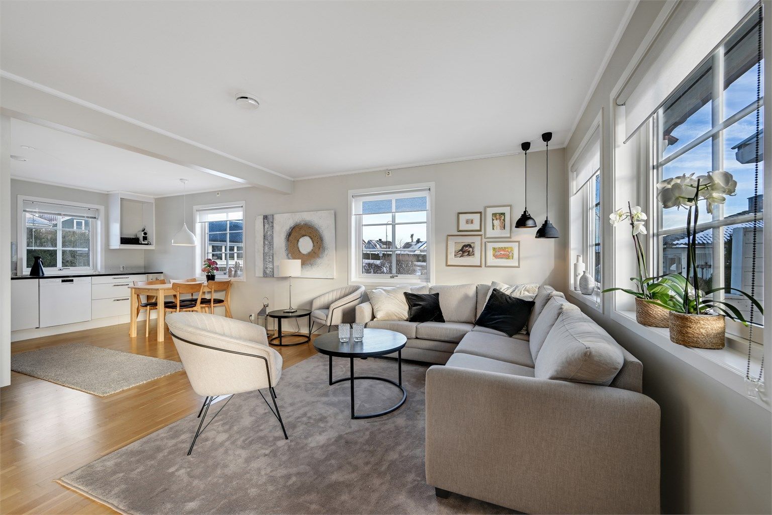 Et herlig allrom med åpen løsning mellom stue og kjøkken