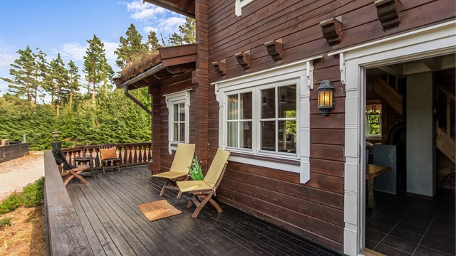 Fra stuen er det direkte utgang til terrasseområdet.