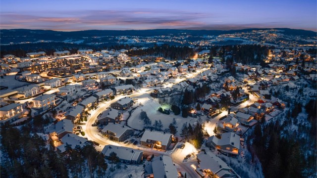 Fetsund sentrum ligger en kort kjøretur unna med butikker, apotek og vinmonopol.