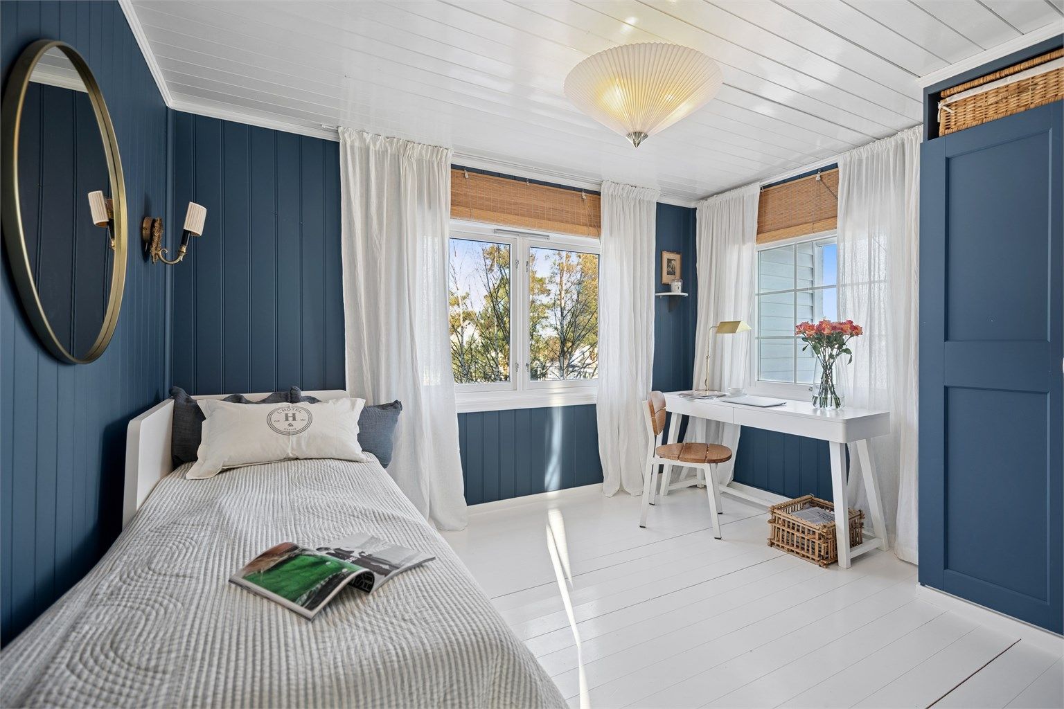 Soverom nr. 2 er lyst og trivelig, med god plass til dobbeltseng og øvrig møblering.