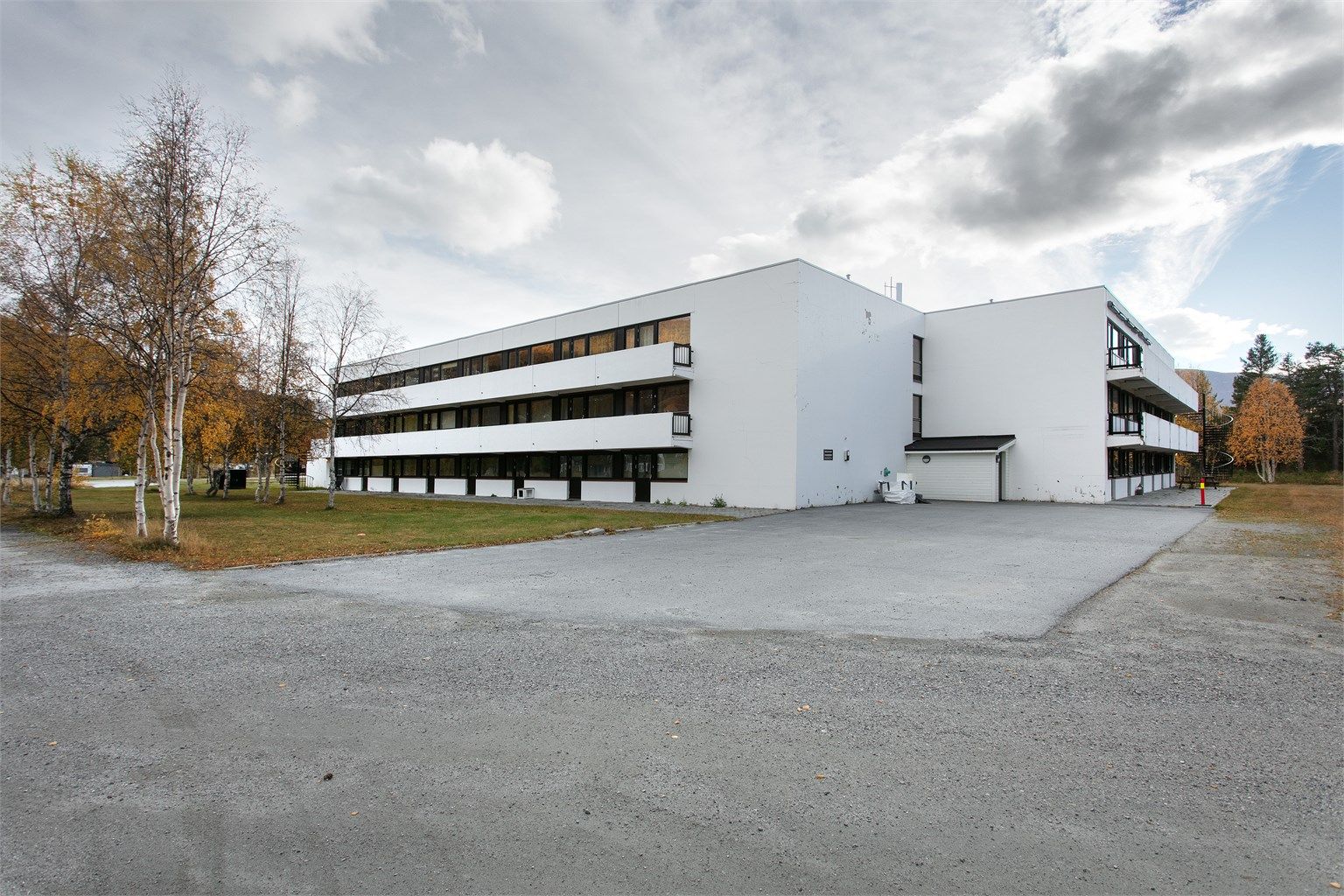 Gode parkeringsmuligheter på felles tomt rett ved bygget.