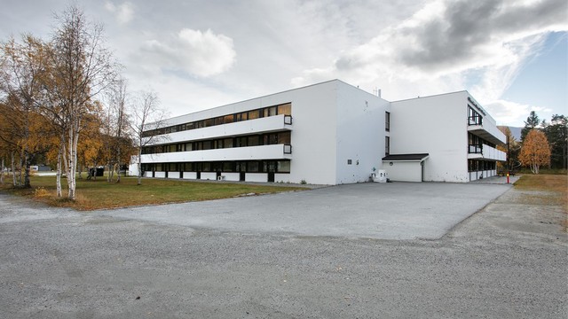 Gode parkeringsmuligheter på felles tomt rett ved bygget.