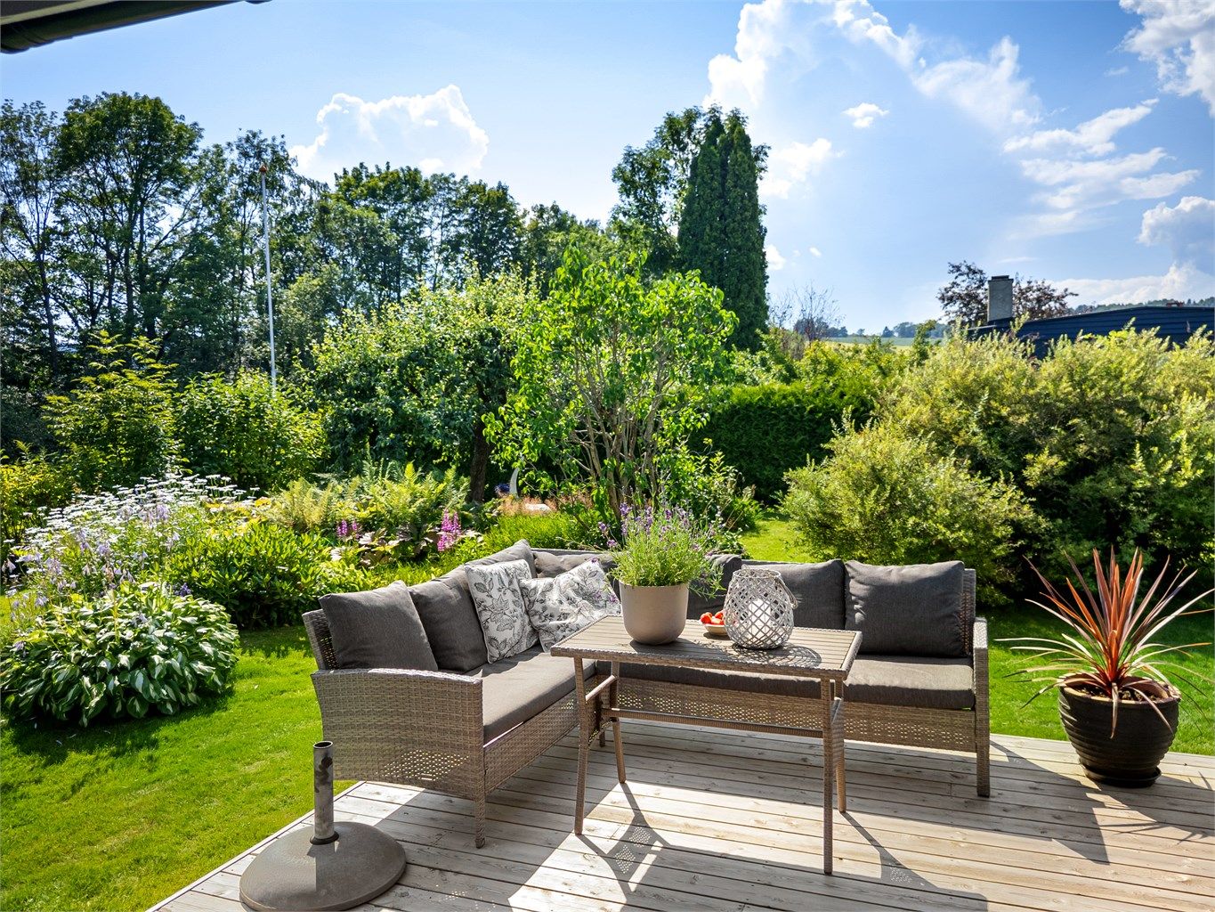 Flotte grønne omgivelser rundt terrassen