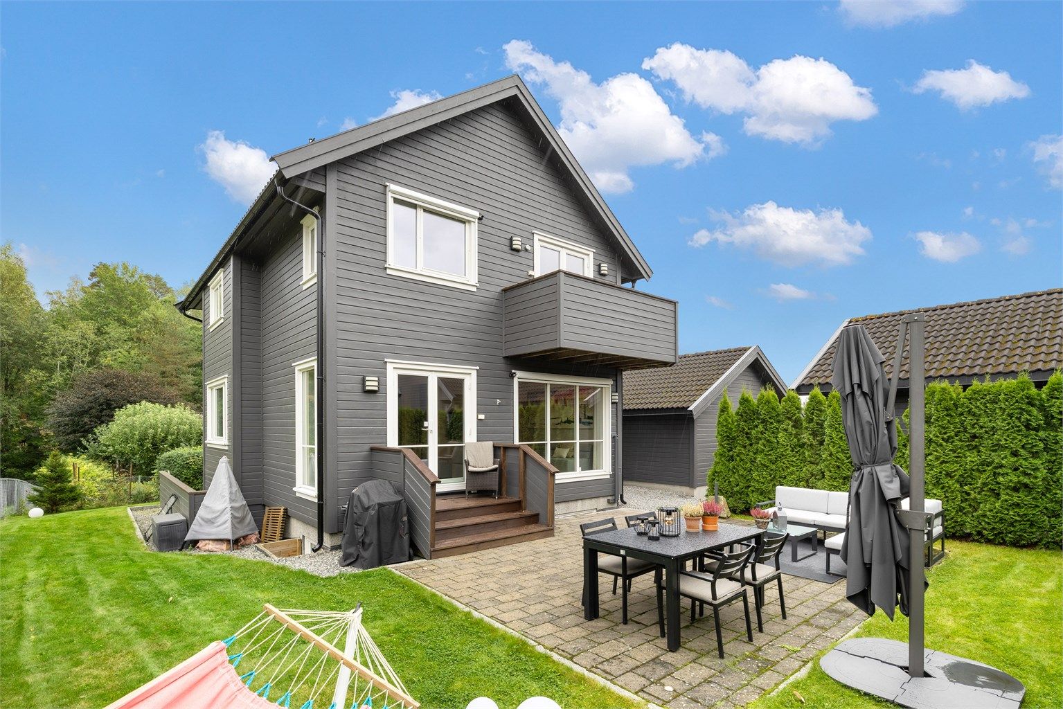 Flott hage med markterrasse på 36 kvm med belegningsstein og uplights, samt plenareal. Hagen er godt skjemert med hekk og og beplantning