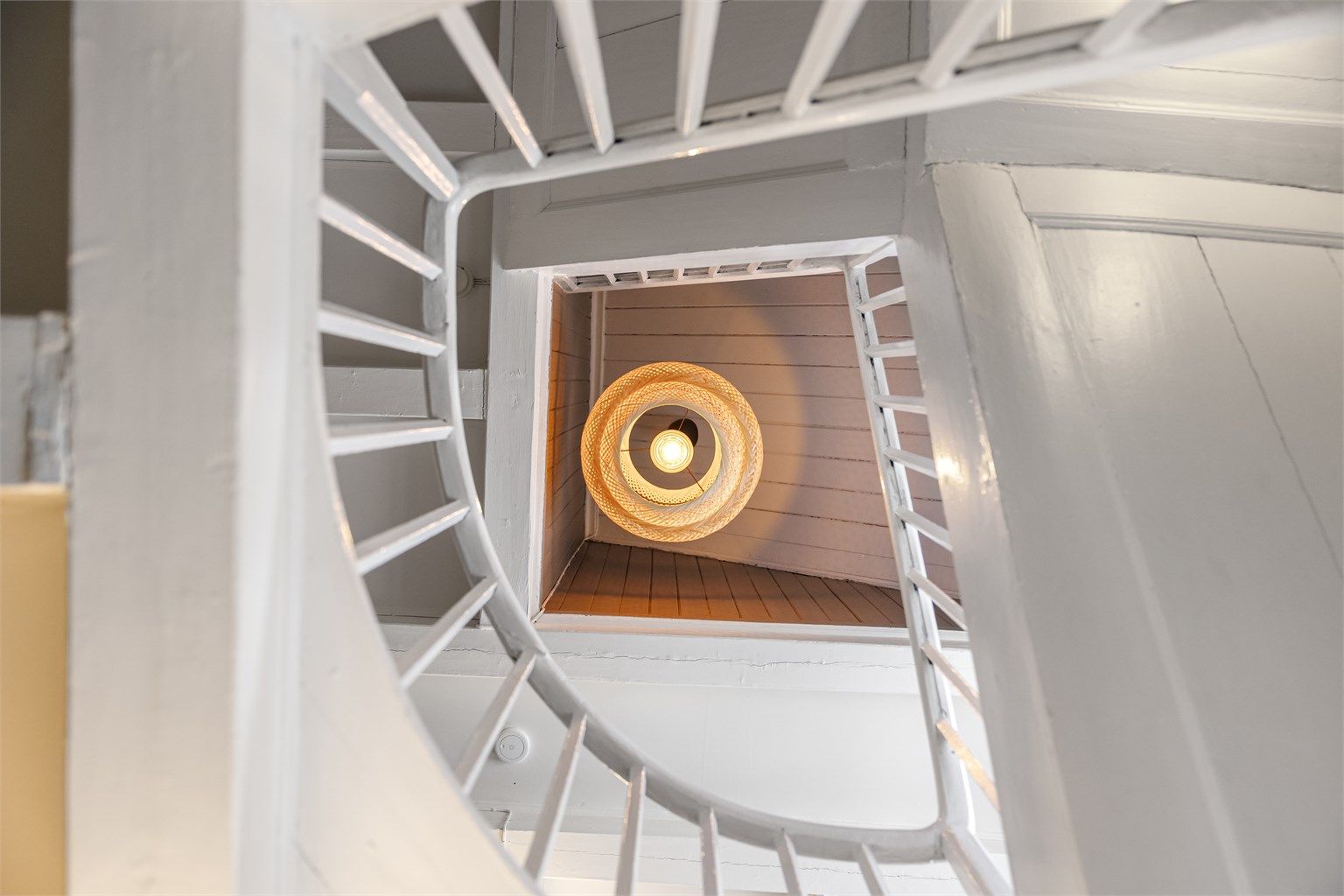 Trapperommet er et arkitektonisk element i seg selv, og binder de tre planene sammen.